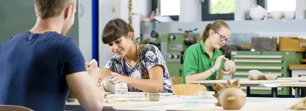 Schüler der Fachakademie für Sozialpädagogik in Fürth arbeiten mit Ton.