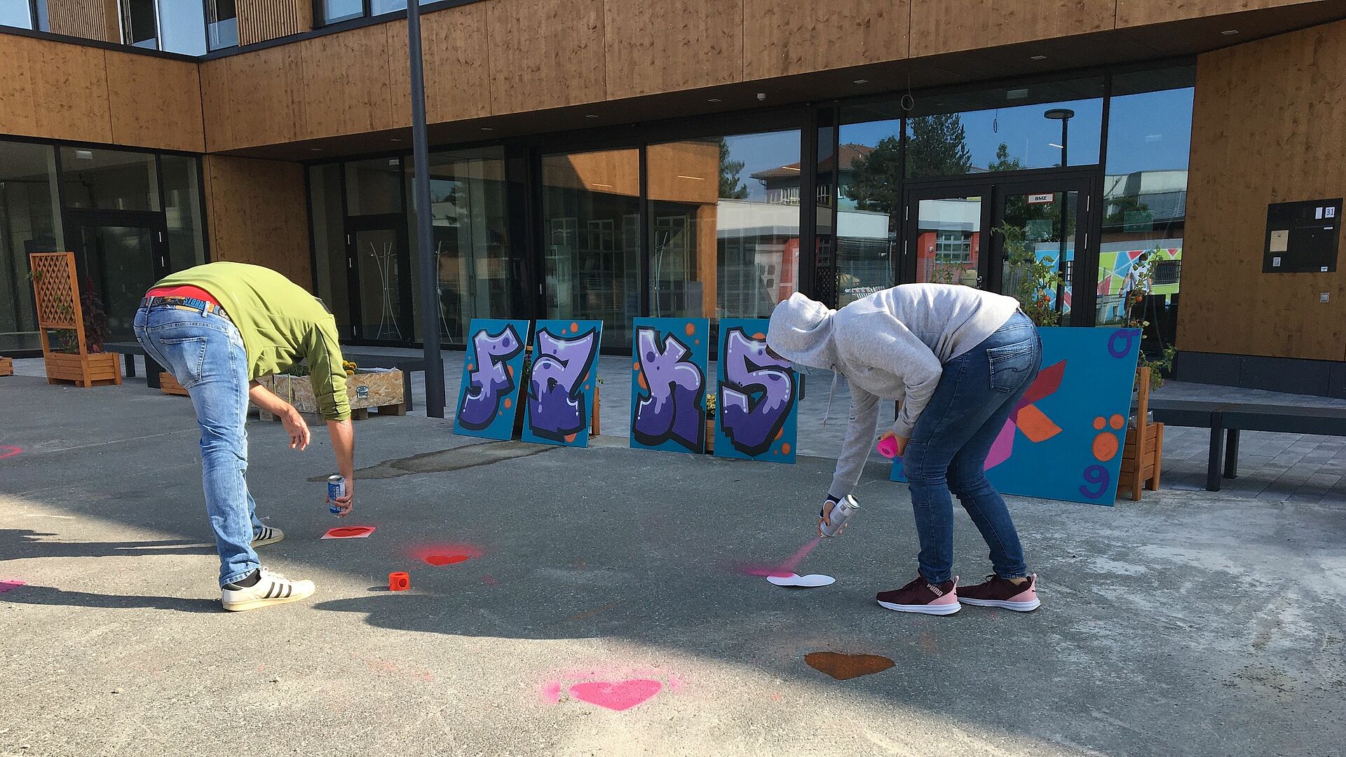 Schüler sprühen Schilder